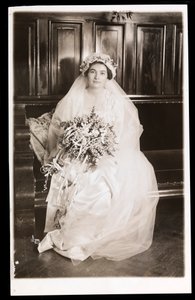 La hija del Dr. Jacoby sentada en su vestido de novia, Nueva York, 1915-16 (impresión de gelatina de plata)